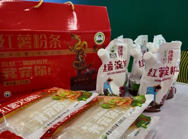 Hogyan terjeszkedhetnek a hazai termelésű burgonyatermékek a tengerentúli piacokra? A Qinhuangdao Tongyou Potato Industry édesburgonya cérnametélt és keményítőt mutat be a Hainani Téli Vásáron az export fellendítése érdekében.